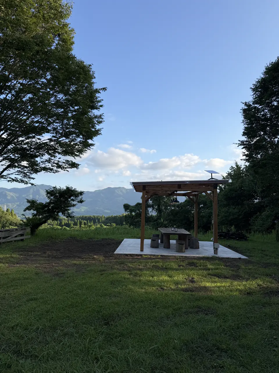阿蘇の山並みを望む庭の東屋