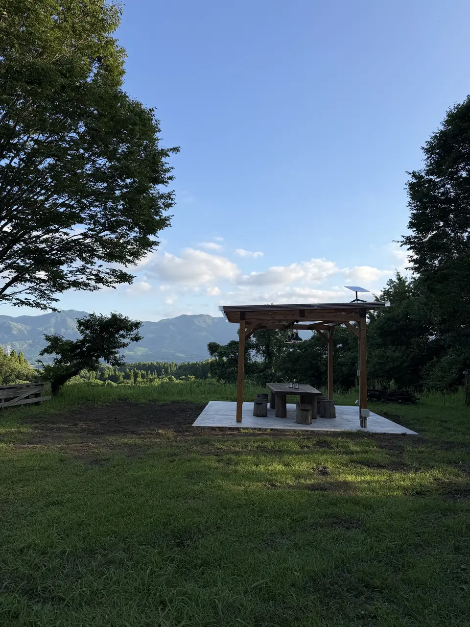 庭から見上げるテラス