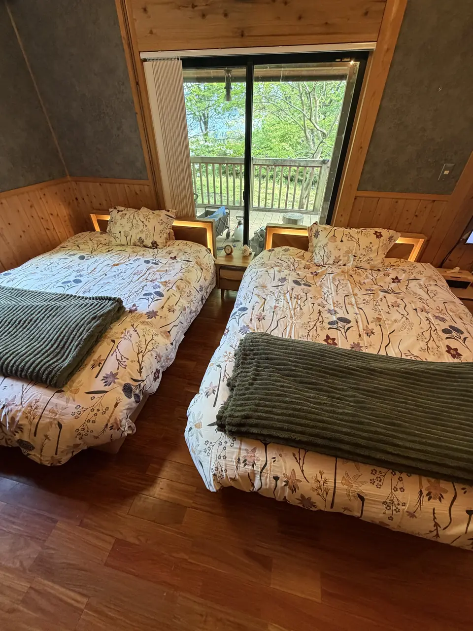 昼の光が差し込む寝室