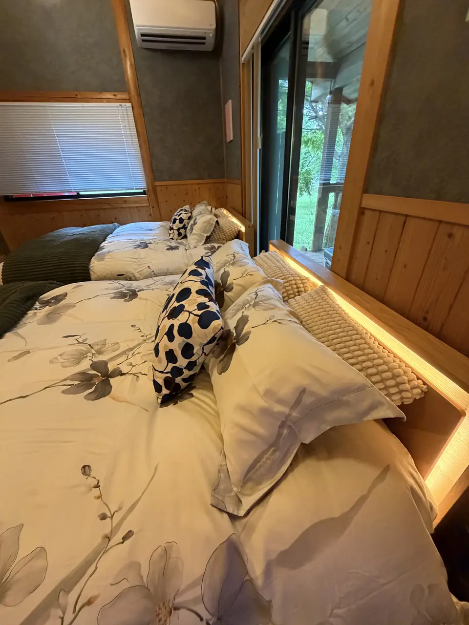やわらかな寝具の寝室