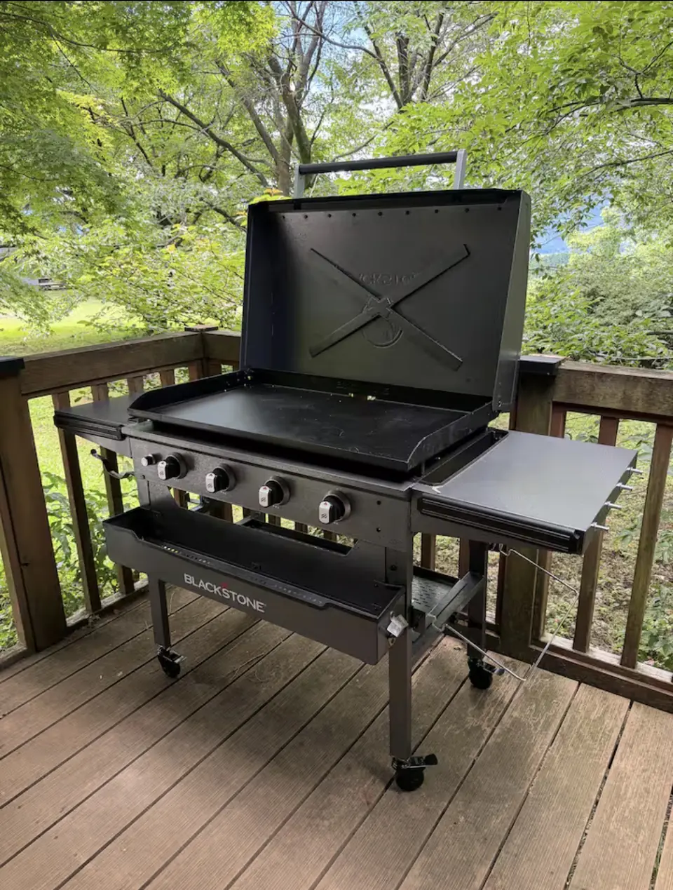 デッキに置かれたBBQグリル